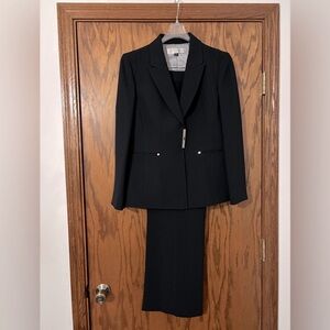 NWOT Tahari Women’s Elegant Size 12 Petite Black Pantsuit